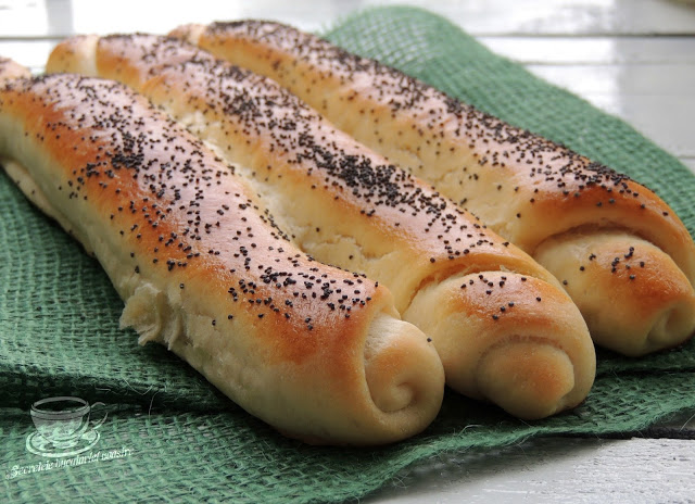 bread_bar_sprinkled_with_poppy
